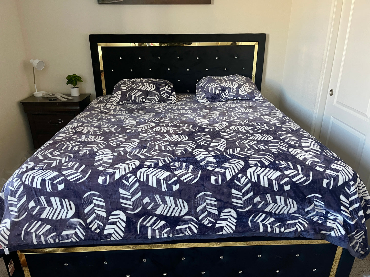 Bedsheet- 3 piece Velvet king size bedsheet